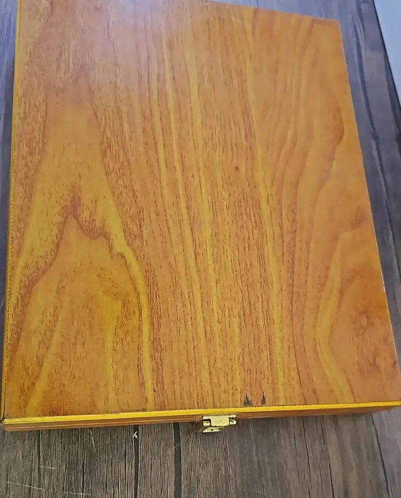 [13-O] درع مع علبة خشب