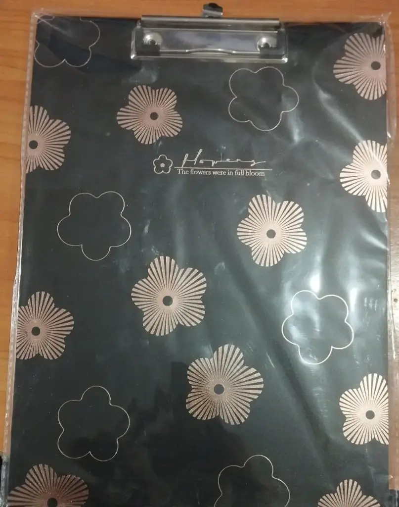 لوحة خشب مع ملقط مع رسمة a4