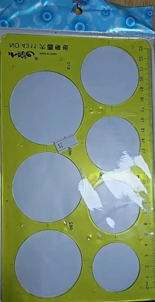 مسطرة صفراء دوائر